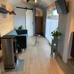 Zirkuswagen Auf Rädern, Tinyhouse, Tinyhaus, Auf Grüner Wiese, Ländlich, Nahe Hamburg