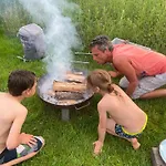 Zirkuswagen Auf Rädern, Tinyhouse, Tinyhaus, Auf Grüner Wiese, Ländlich, Nahe Hamburg