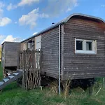 Luxuszelt Zirkuswagen Auf Rädern, Tinyhouse, Tinyhaus, Auf Grüner Wiese, Ländlich, Nahe Hamburg