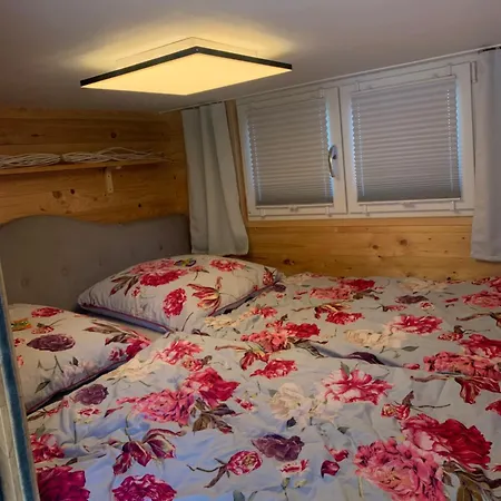 Zirkuswagen Auf Raedern, Tinyhouse, Tinyhaus, Auf Gruener Wiese, Laendlich, Nahe Hamburg Luxe tent